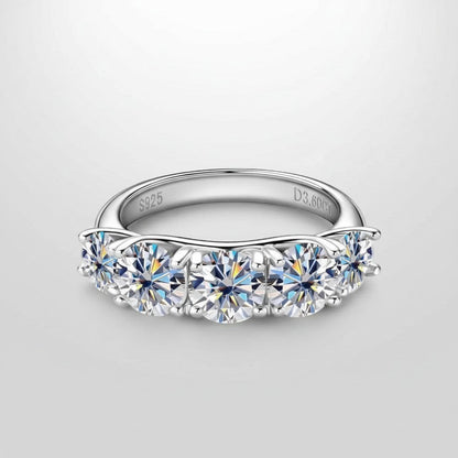 Recht vooraanzicht van de ModaMelhor 925 sterling zilveren ring, bezet met een rij van vijf ronde, sprankelende Moissanite stenen met zichtbare S925 en D3.60 kwaliteitsstempels aan de binnenzijde.