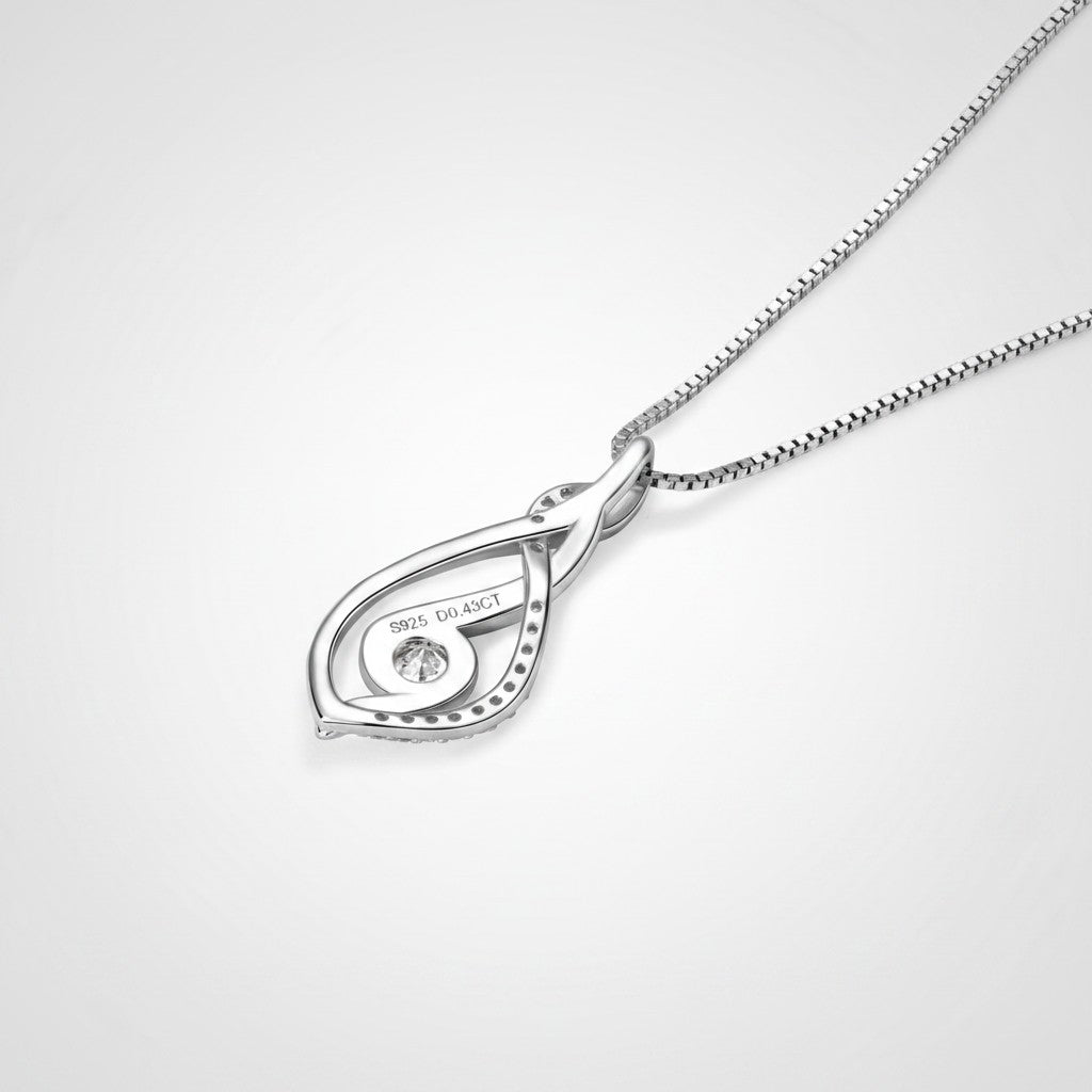 Detailopname van de achterkant van de golvende ModaMelhor hanger, waarop de graveringen S925 en D0.43 karaat duidelijk zichtbaar zijn in het zilver.