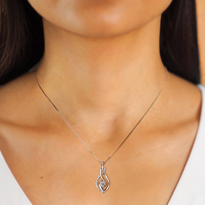 Vooraanzicht van een model dat de zilverkleurige ModaMelhor minimalistische ketting met de sierlijke, golvende moissanite hanger om de hals draagt.