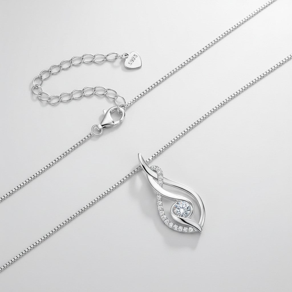 Overzicht van de ModaMelhor zilveren ketting met een sierlijke, golvende hanger ingezet met een ronde moissanite steen en kleine accentsteentjes.