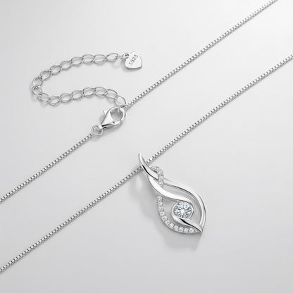 Overzicht van de ModaMelhor zilveren ketting met een sierlijke, golvende hanger ingezet met een ronde moissanite steen en kleine accentsteentjes.