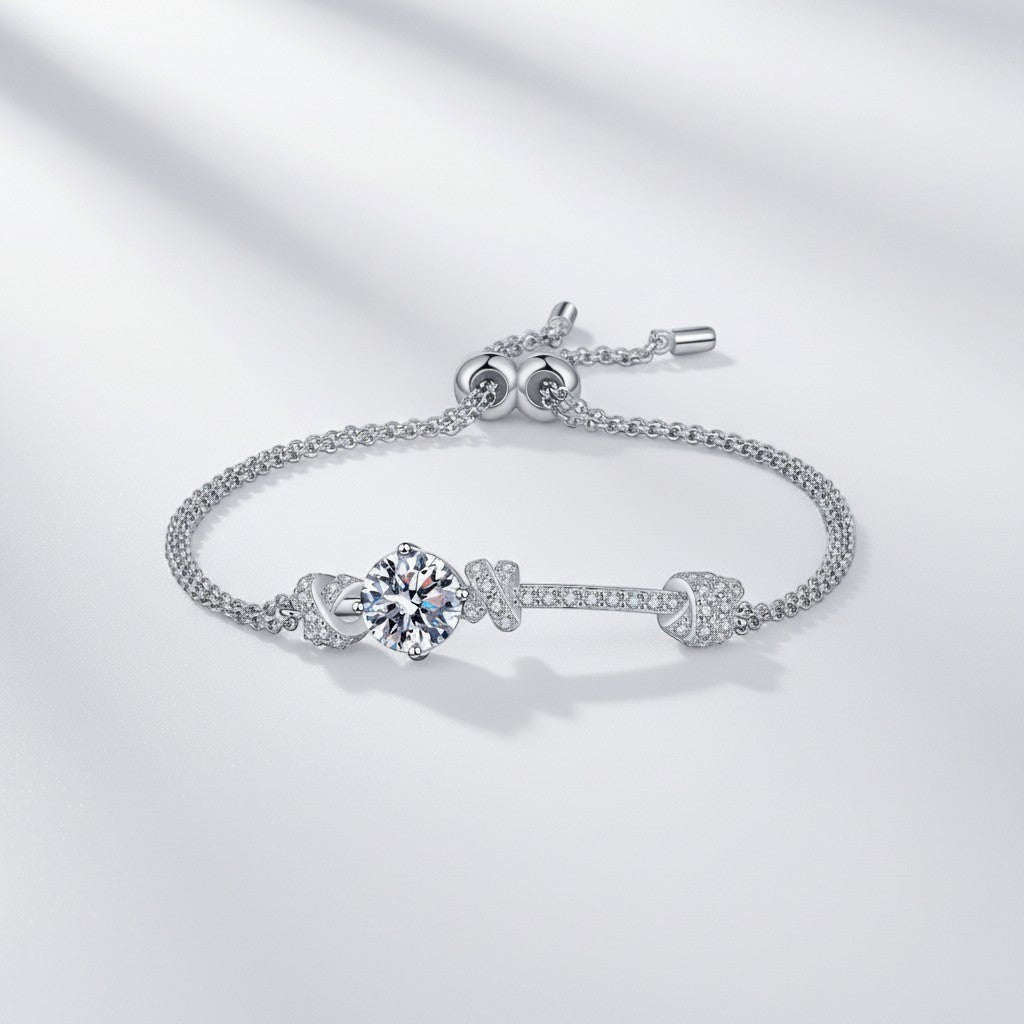 Overzicht van de ModaMelhor zilveren armband met een 2 karaat moissanite steen en een met zirkonia bezet staafje, voorzien van een verstelbare treksluiting.