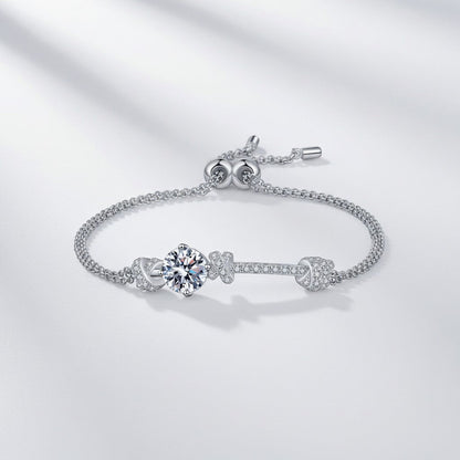 Overzicht van de ModaMelhor zilveren armband met een 2 karaat moissanite steen en een met zirkonia bezet staafje, voorzien van een verstelbare treksluiting.