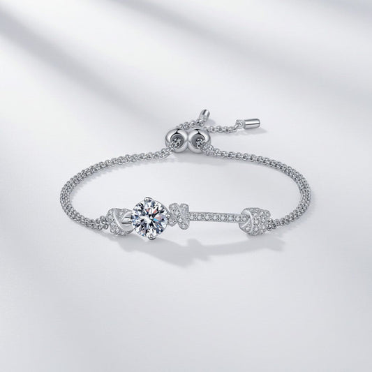 Overzicht van de ModaMelhor zilveren armband met een 2 karaat moissanite steen en een met zirkonia bezet staafje, voorzien van een verstelbare treksluiting.