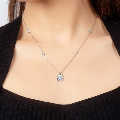 Vooraanzicht van een model dat de ModaMelhor minimalistische ketting met de ronde 2 karaat moissanite hanger en subtiele accentsteentjes om de hals draagt.