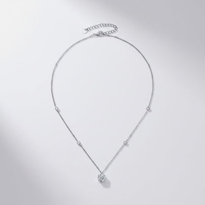 Overzicht van de sterling silver ModaMelhor minimalistische ketting met een ronde 2 karaat moissanite hanger en kleine zirkonia accentsteentjes langs de ketting.