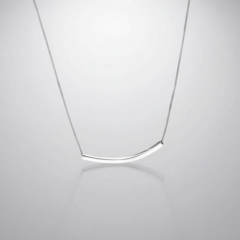 Overzicht van de ModaMelhor zilveren ketting met een strakke, minimalistisch gebogen buisvormige hanger van 925 sterling zilver tegen een reflecterende achtergrond.