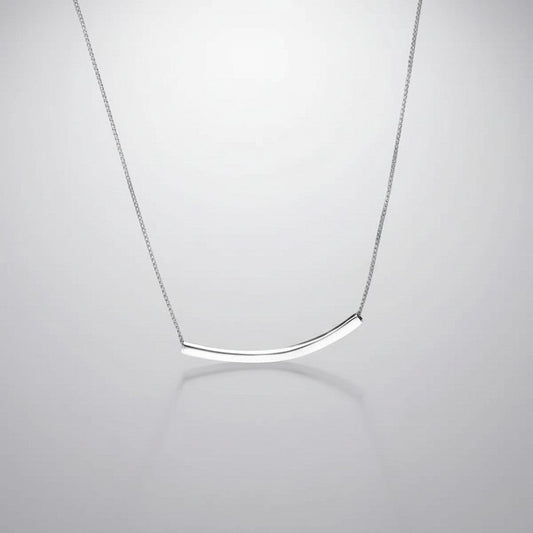 Overzicht van de ModaMelhor zilveren ketting met een strakke, minimalistisch gebogen buisvormige hanger van 925 sterling zilver tegen een reflecterende achtergrond.