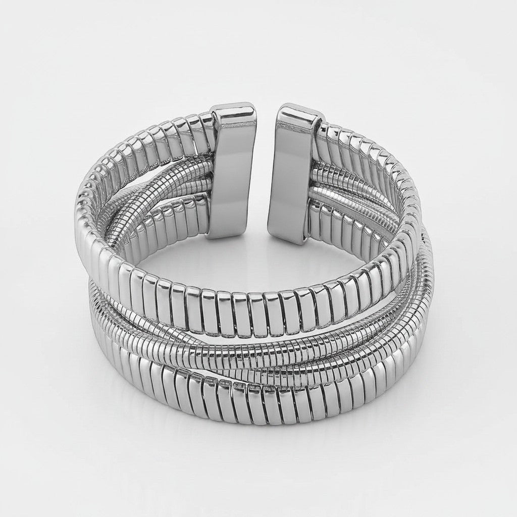 Studio-opname van de ModaMelhor zilverkleurige roestvrijstalen open bangle armband, met een breed en meerlaags ontwerp van verschillende gestructureerde slangenschakels.