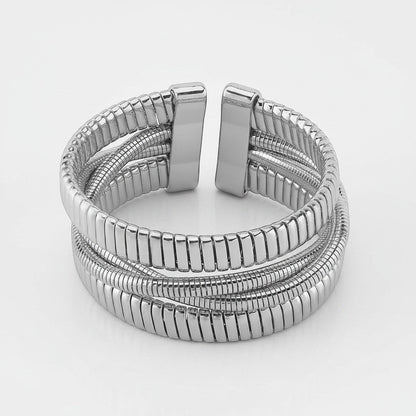 Studio-opname van de ModaMelhor zilverkleurige roestvrijstalen open bangle armband, met een breed en meerlaags ontwerp van verschillende gestructureerde slangenschakels.