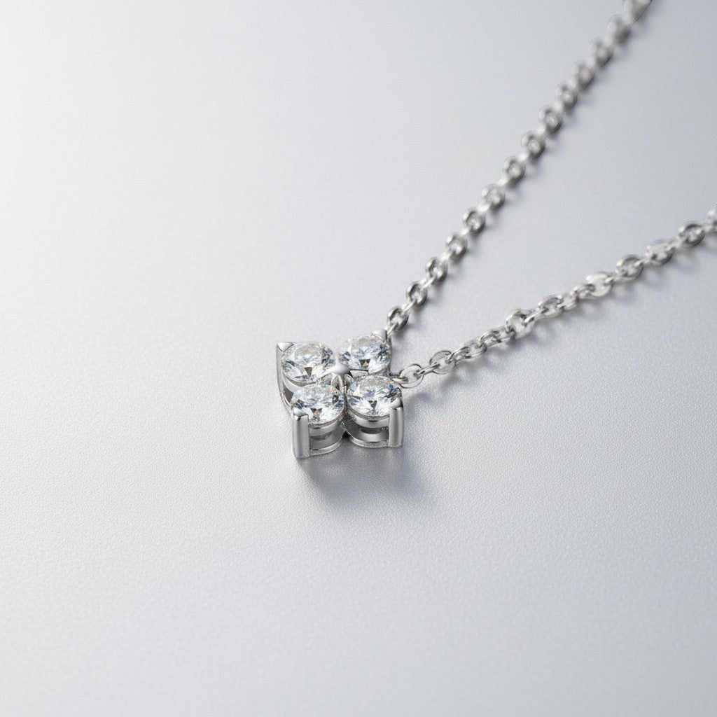 Detailopname van de ModaMelhor klaverblad ketting van zilverkleurig 925 sterling zilver, ingezet met vier fonkelende, ronde moissanite stenen.