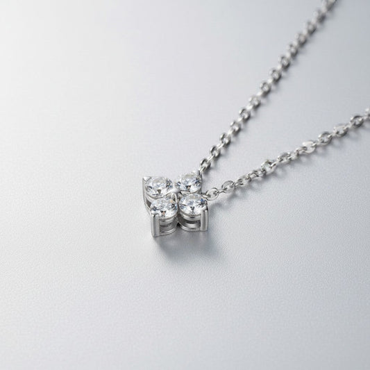 Detailopname van de ModaMelhor klaverblad ketting van zilverkleurig 925 sterling zilver, ingezet met vier fonkelende, ronde moissanite stenen.