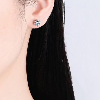 Zijaanzicht van een model dat het ModaMelhor Classic Solitaire oorknopje van 925 sterling zilver met 1 CT moissanite steen in het oor draagt.
