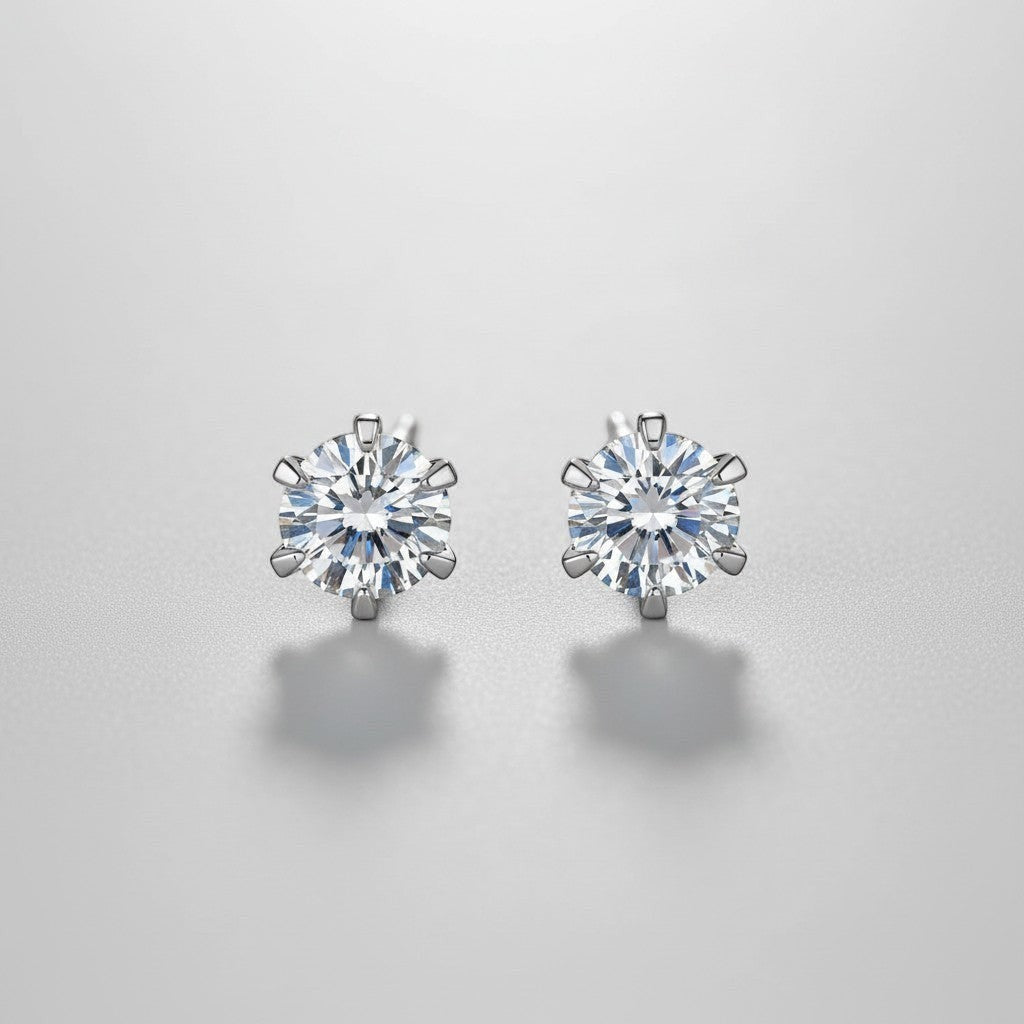 Vooraanzicht van de twee platliggende ModaMelhor Classic Solitaire oorknopjes van 925 sterling zilver met 1 CT moissanite stenen.