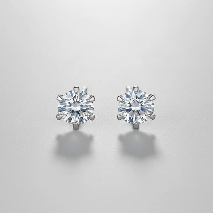 Vooraanzicht van de twee platliggende ModaMelhor Classic Solitaire oorknopjes van 925 sterling zilver met 1 CT moissanite stenen.