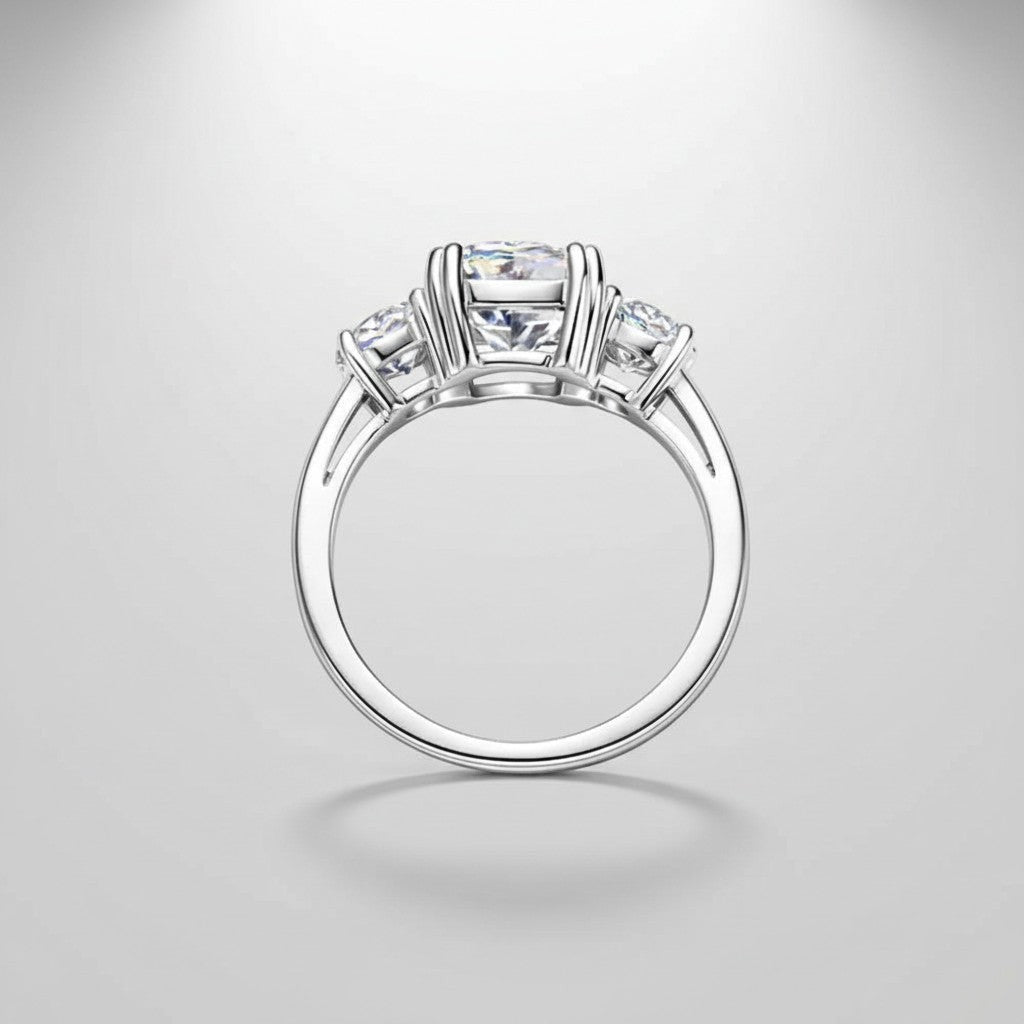 Zijaanzicht van de ModaMelhor luxe ring van platina op 925 sterling zilver, met een focus op het klassieke drie-stenen ontwerp en de verhoogde kroonzetting.