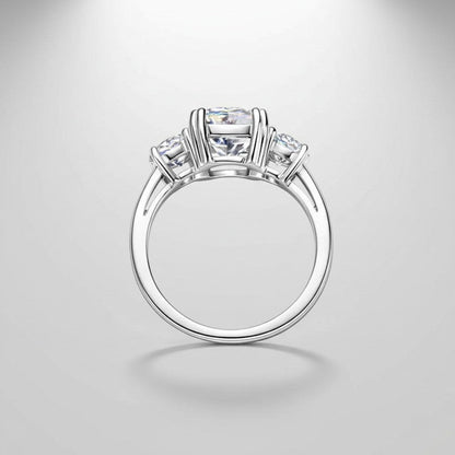 Zijaanzicht van de ModaMelhor luxe ring van platina op 925 sterling zilver, met een focus op het klassieke drie-stenen ontwerp en de verhoogde kroonzetting.