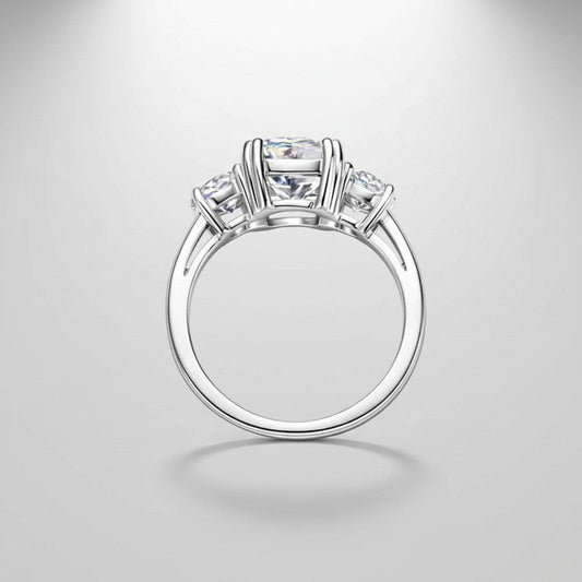 Zijaanzicht van de ModaMelhor luxe ring van platina op 925 sterling zilver, met een focus op het klassieke drie-stenen ontwerp en de verhoogde kroonzetting.