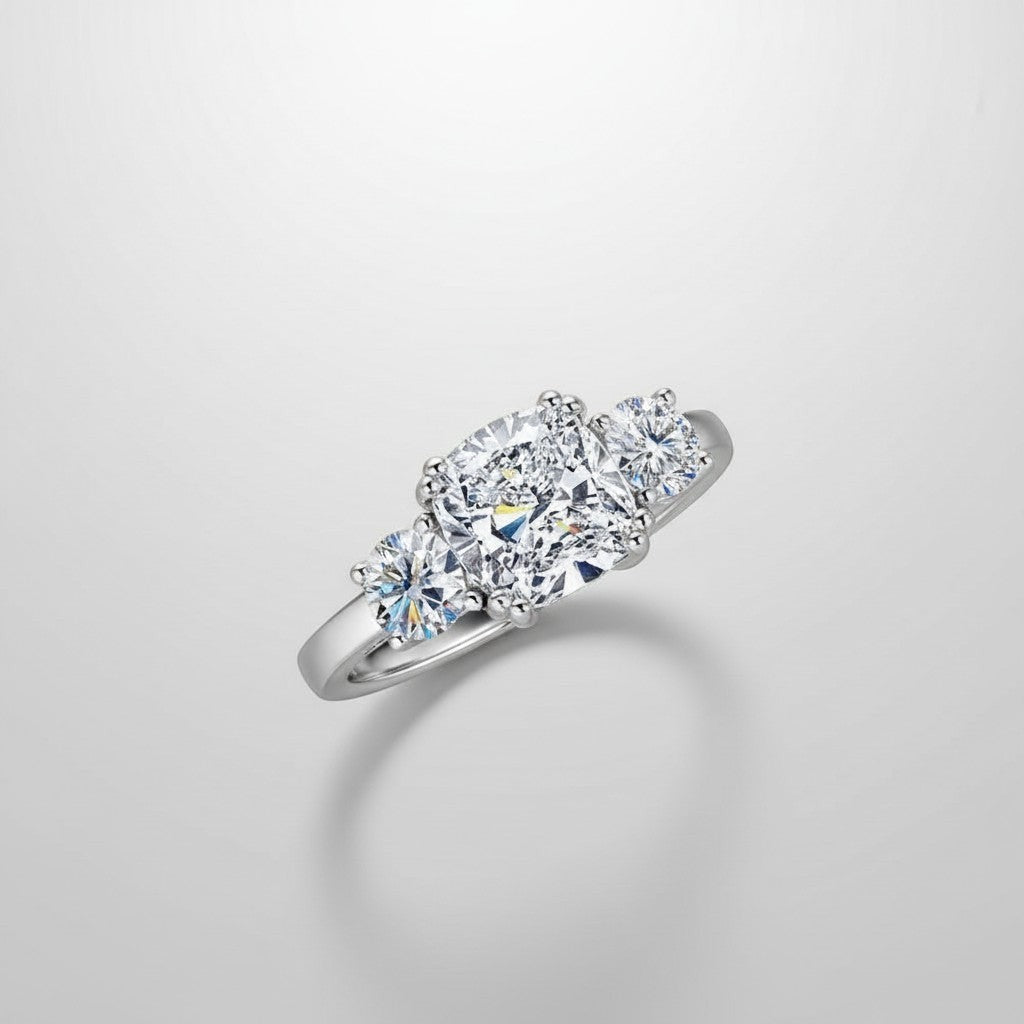 Schuin bovenaanzicht van de luxe ModaMelhor ring van platina op 925 sterling zilver, met een duidelijke focus op de schittering van de drie Moissanite stenen.