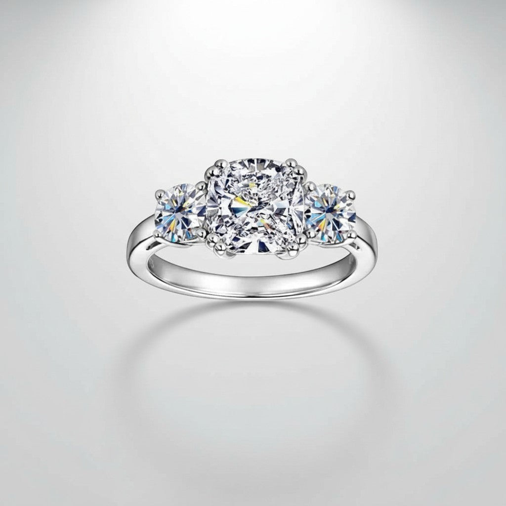Recht vooraanzicht van de luxe ModaMelhor ring van platina op 925 sterling zilver, met een focus op de kussengenslepen Moissanite hoofdsteen en de twee ronde zijstenen.