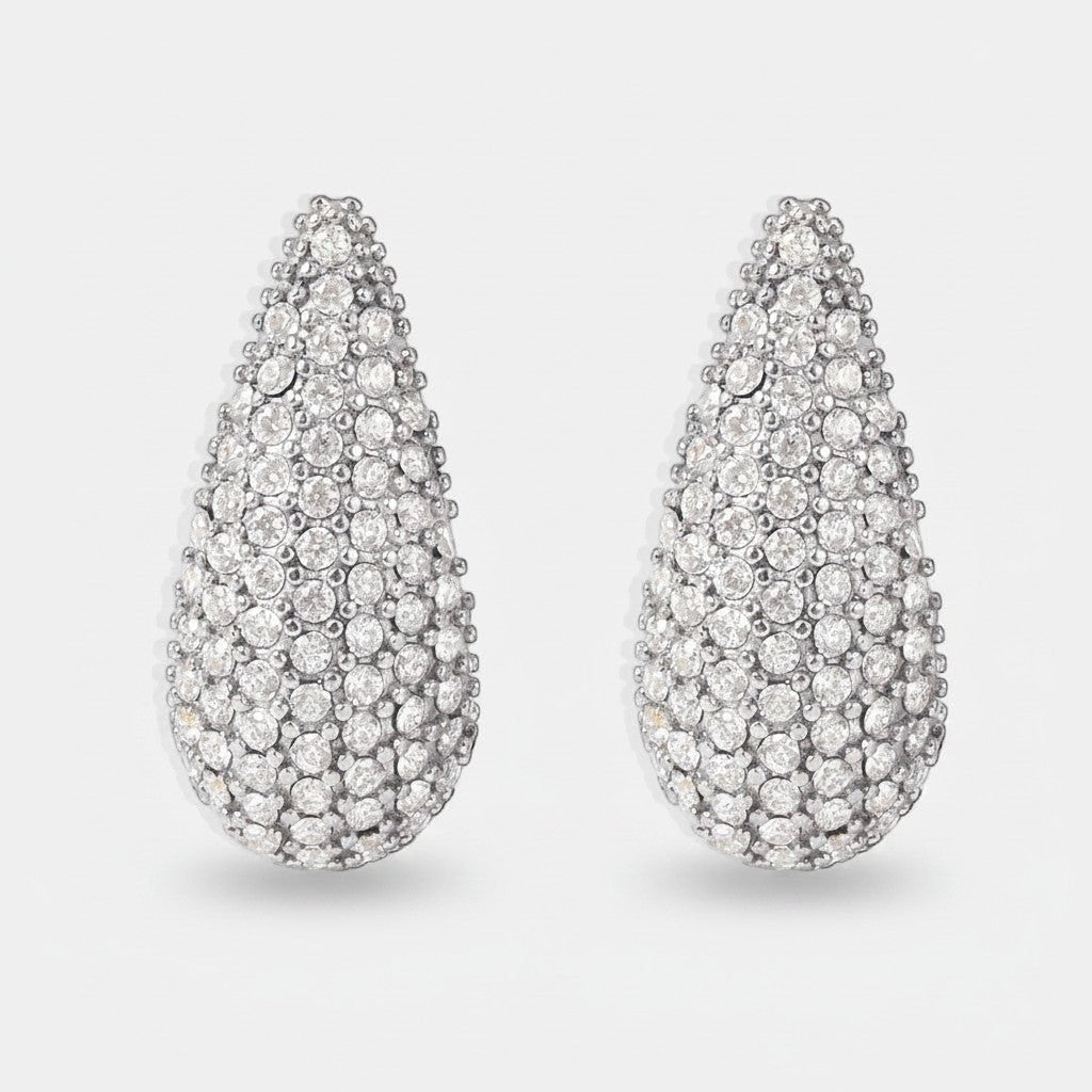 Vooraanzicht van de twee rechtopstaande ModaMelhor waterdruppel oorbellen van zilverkleurig stainless steel, volledig bezet met sprankelende zirkonia steentjes.