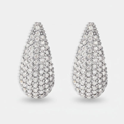 Vooraanzicht van de twee rechtopstaande ModaMelhor waterdruppel oorbellen van zilverkleurig stainless steel, volledig bezet met sprankelende zirkonia steentjes.