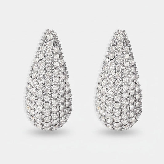 Vooraanzicht van de twee rechtopstaande ModaMelhor waterdruppel oorbellen van zilverkleurig stainless steel, volledig bezet met sprankelende zirkonia steentjes.