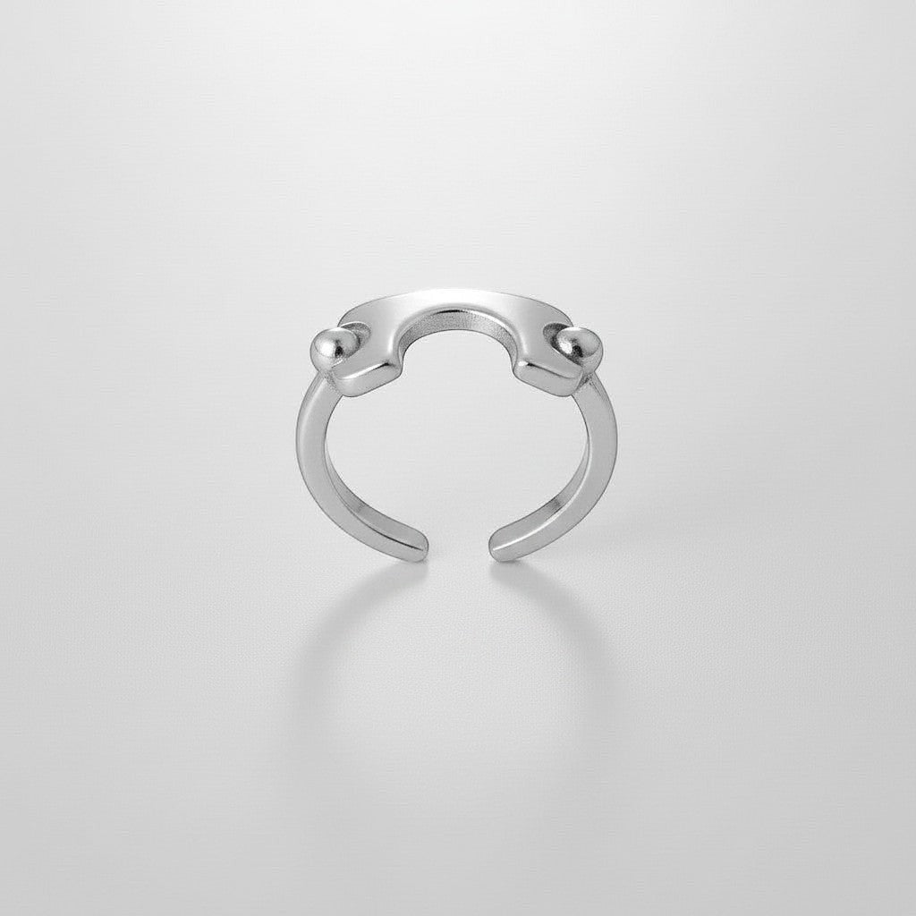 ModaMelhor zilverkleurige open ring van hoogwaardig titanium staal met een modern geometrisch design en twee bolvormige details.