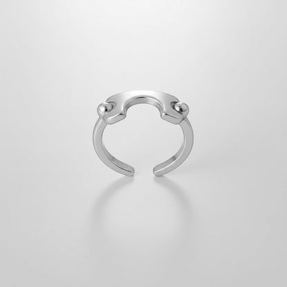 ModaMelhor zilverkleurige open ring van hoogwaardig titanium staal met een modern geometrisch design en twee bolvormige details.