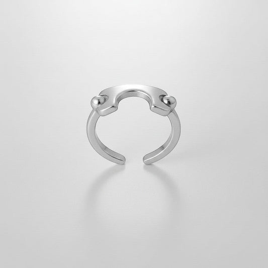 ModaMelhor zilverkleurige open ring van hoogwaardig titanium staal met een modern geometrisch design en twee bolvormige details.
