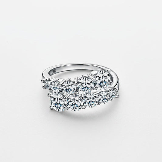 ModaMelhor zilveren statement ring met een luxe, dubbele rij van grote, sprankelende moissanite stenen van 3,26 karaat in totaal.