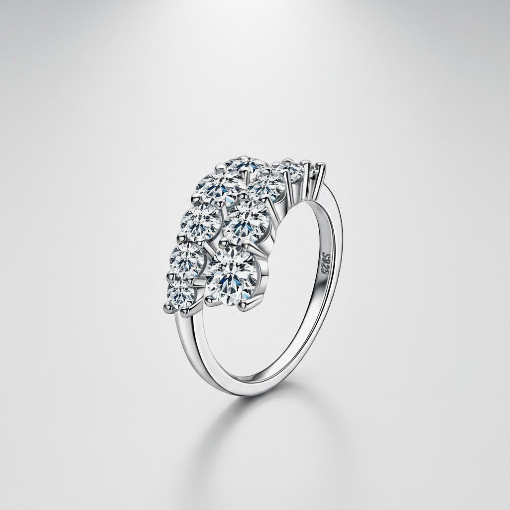 Schuin vooraanzicht van de ModaMelhor zilveren statement ring, die de schittering en de verhoogde zetting van de dubbele rij moissanite stenen prachtig toont.