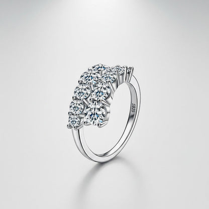 Schuin vooraanzicht van de ModaMelhor zilveren statement ring, die de schittering en de verhoogde zetting van de dubbele rij moissanite stenen prachtig toont.