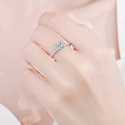 De ModaMelhor zilveren ring met de ovale 1 karaat moissanite steen, elegant gedragen aan de vinger van een model.
