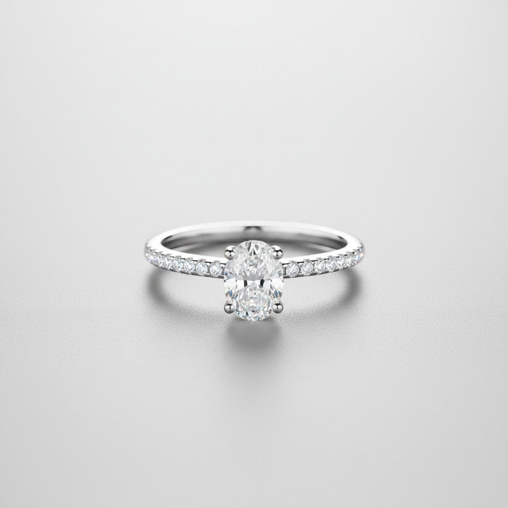 ModaMelhor zilveren ring met een ovaal geslepen moissanite van 1 karaat en een met zirkonia bezette pavé-band.