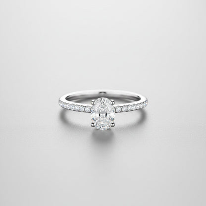 ModaMelhor zilveren ring met een ovaal geslepen moissanite van 1 karaat en een met zirkonia bezette pavé-band.