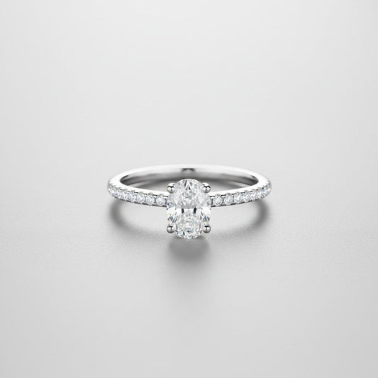 ModaMelhor zilveren ring met een ovaal geslepen moissanite van 1 karaat en een met zirkonia bezette pavé-band.