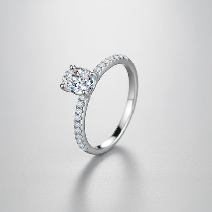 Schuin vooraanzicht van de ModaMelhor zilveren ring, die de schittering van de 1 karaat ovale moissanite en de pavé-band met zirkonia toont.