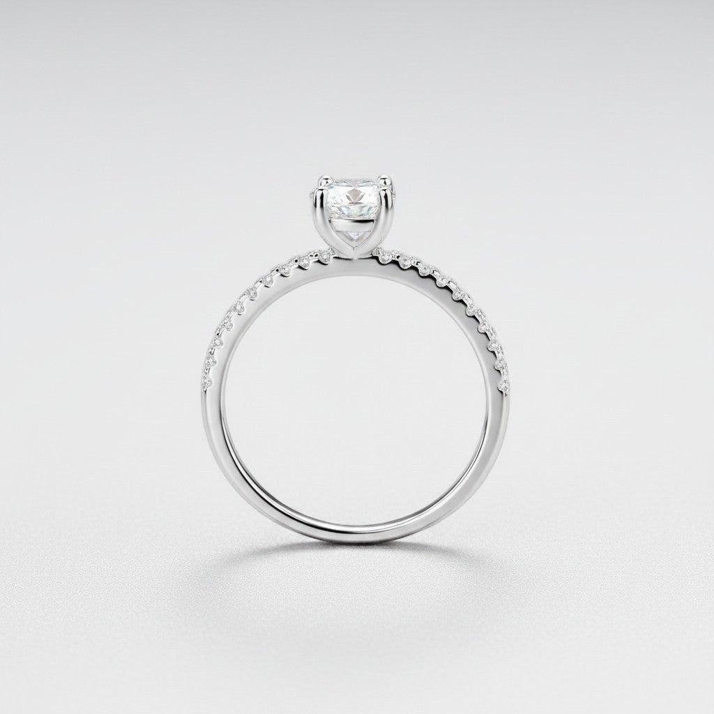 Zijaanzicht van de ModaMelhor zilveren ring met een verhoogde zetting van de 1 karaat moissanite en zirkonia steentjes op de band.