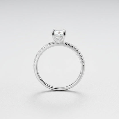 Zijaanzicht van de ModaMelhor zilveren ring met een verhoogde zetting van de 1 karaat moissanite en zirkonia steentjes op de band.